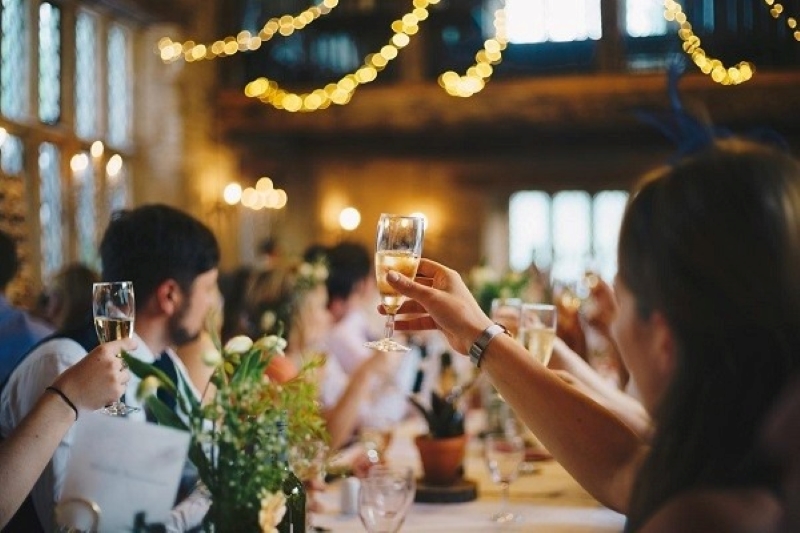 cách đặt tiệc cưới tiết kiệm