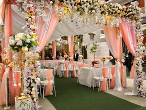 chi phí tiệc cưới ở nhà hàng và tại gia đình