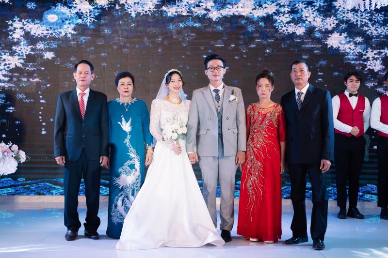 đặt tiệc cưới ban ngày hay buổi tối